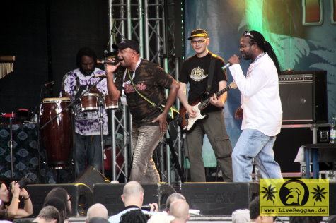 Flourgon (Jam) with House Of Riddim and Red Dragon 16. Reggae Jam Festival - Bersenbrueck 01. August 2010 (19).JPG